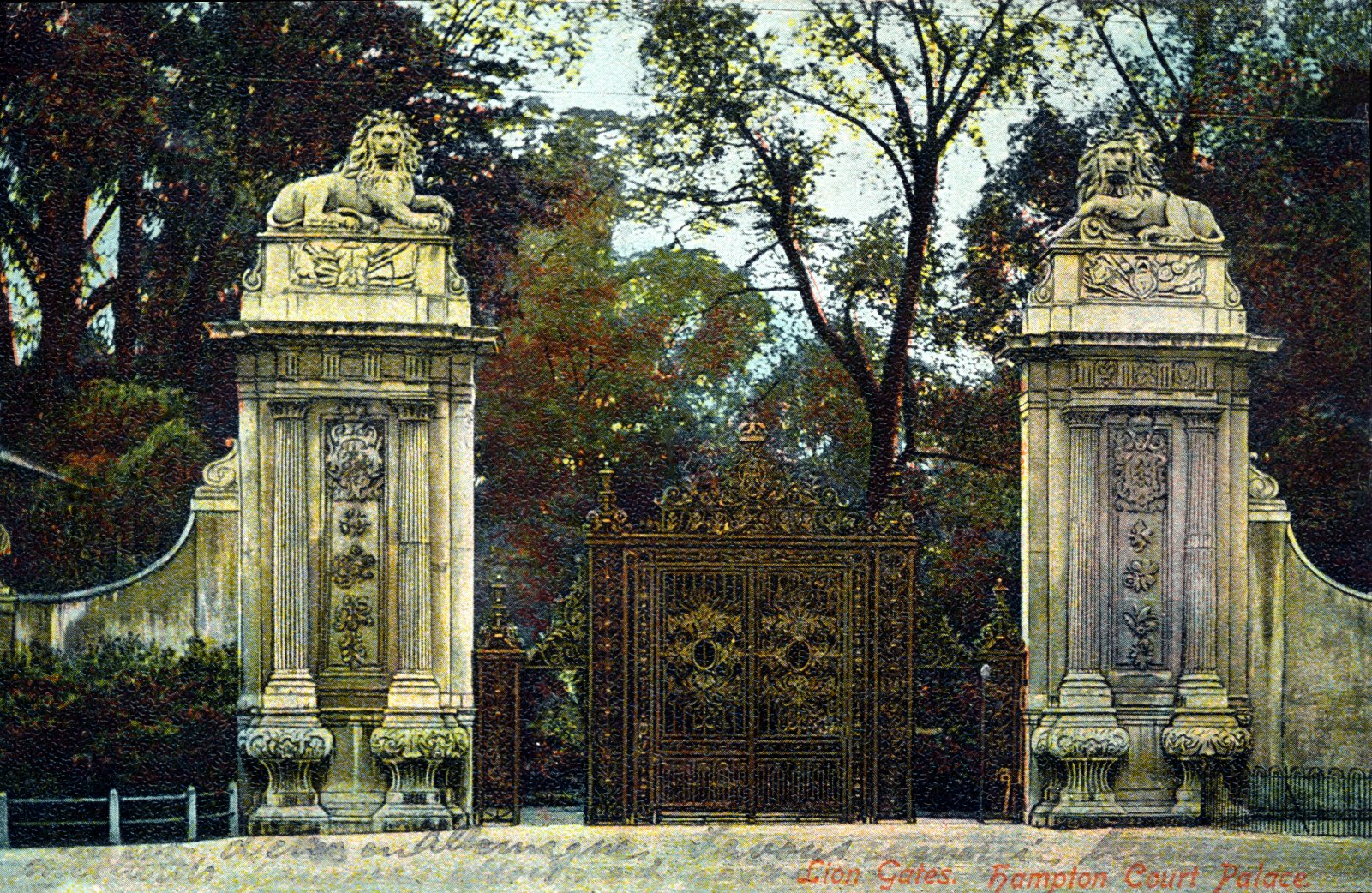 Hampton Court Palace,gates